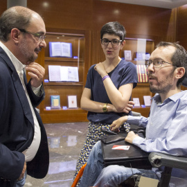 El candidato socialista a la Presidencia de Aragón, Javier Lambán, con el líder de Podemos en Aragón, Pablo Echenique. EFE/Javier Cebollada