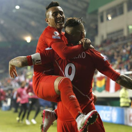El delantero peruano José Paolo Guerrero Gonzales (d) celebra su hat trick con un compañero durante el partido Bolivia-Perú. /EFE