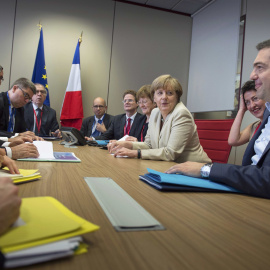 Imagen del encuentro del primer ministro griego, Alexis Tsipras, con la canciller alemana Angela Merkel, y el presidente francés, Francois Hollande, en Bruselas, antes de la segunda jornada de la cumbre de la UE. REUTERS