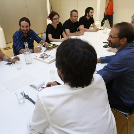 El líder de Podemos, Pablo Iglesias, y el coordinador nacional de ICV, Joan Herrera (de espaldas), en su reunión en Barcelona. EFE/Alejandro García