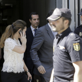 El exconsejero madrileño Salvador Victoria, a la salida de la Audiencia Nacional donde estaba citado para prestar declaración ante el juez Eloy Velasco por el caso Púnica. EFE/Emilio Naranjo