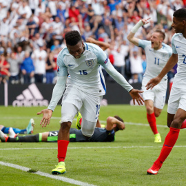 Sturridge celebra su gol a Gale sen la Eurocopa. REUTERS/Christian Hartmann