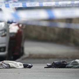 Los zapatos y el bolso de Jo Cox, la diputada laborista que ha sido tiroteada, yacen en el suelo en Leeds, Reino Unido. REUTERS/Phil Noble