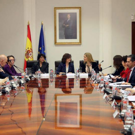 Vista general de la reunión de la Comisión Interministerial de Igualdad celebrada en el complejo de La Moncloa. (EFE)