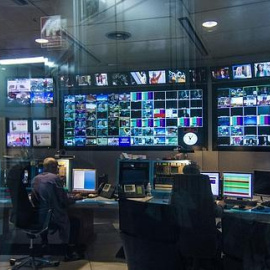 Técnicos de sonido trabajan en Torrespaña. Archivo