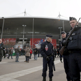 Agentes de Policía vigilan los accesos a Saint-Denis, escenario de la inauguración y de la final de la Eurocopa, con motivo de un encuentro de rugby entre Francia e Italia. /REUTERS