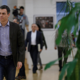 El secretario general del PSOE, Pedro Sánchez, a su llegada a la reunión que ha mantenido con la dirección del grupo parlamentario socialista en el Congreso. EFE/ Emilio Nara
