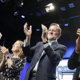 Mariano Rajoy, acompañado por Alberto Núñez Feijóo, Ana Pastor y Alfonso Rueda, en Pontevedra. / EFE