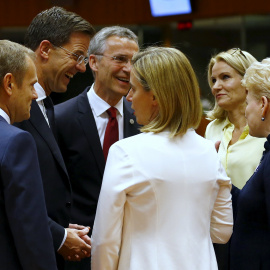La jefa de la política exterior de la UE, Federica Mogherini, con elprimer ministro holandés, Mark Rutte, el presidente del Consejo Europeo,  Donald Tusk, la primera ministra danesa, Helle Thorning-Schmidt, el secretario general de la OTAN,