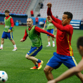 Iniesta y Thiago, durante el entrenamiento de la selección de este jueves. REUTERS/Eric Gaillard