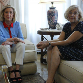 La delegada del Gobierno en Madrid, Concepción Dancausa,  y la alcaldesa de Madrid, Manuela Carmena, durante la reunión que mantuvieron en Palacio de Borghetto.EFE/Juan M.