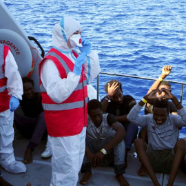 Algunos de los menores del Open Arms, trasladados a tierra. EFE/Francisco Gentico