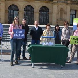 EH Bildu en Donostia, para hacer público su compromiso respecto a la recién aceptada ordenanza sobre consultas ciudadanas.