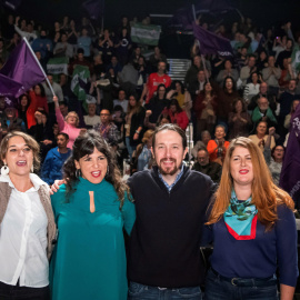 La candidata de Adelante Andalucía a la Presidencia de la Junta, Teresa Rodríguez (2i), participa junto al secretario general de Podemos, Pablo Iglesias (2d), la diputada Noelia Vera (i) y la portavoz de Participa Sevilla, Susana Serrano (d