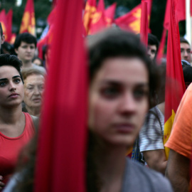 Manifestantes comunistas en Atenas. / LOUISA GOULIAMAKI (AFP)