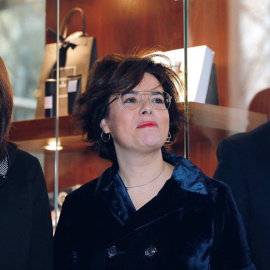 La vicepresidenta del Gobierno, Soraya Saénz de Santamaría junto a la presidenta del Partido Popular de la Comunitad Valenciana, Isabel Bonig, y Rubén Moreno,nuevo secretario de Estado de Relaciones con las Cortes, antes de que comenzase el