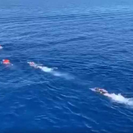 Imagen de algunos migrantes del Open Arms en el agua, perseguidos por socorristas de la ONG. CAPTURA DE @camposcar
