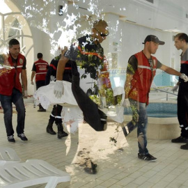 Varias personas cargan con una de las 39 víctimas del ataque terrorista en el hotel "Imperial Marhaba" de la cadena española Riu en Susa, Túnez. EFE/Str