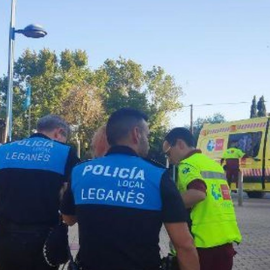 Agentes de la Policía Municipal de Leganés y del Samur en Leganés. TM