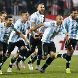 Los jugadores de Argentina corren a abrazar a Carlos Tévez. /EFE