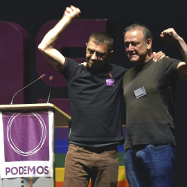 Juan Carlos Monedero junto al secretario general de Podemos Euskadi, Roberto Uriarte, durante el encuentro del partido para analizar los resultados del 24-M y debatir sobre el programa y políticas de pactos. EFE/MIGUEL TOÑA
