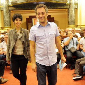 Claudia Delso junto a Xulio Ferreiro, nuevo alcalde de A Coruña, en la reunión que mantuvieron en el salón de plenos con representantes de las asociaciones vecinales. /CARLOS PARDELLAS