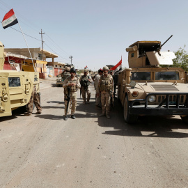 Vehículos militares y soldados iraquíes en el centro de la ciudad de Faluya. REUTERS/Thaier Al-Sudani