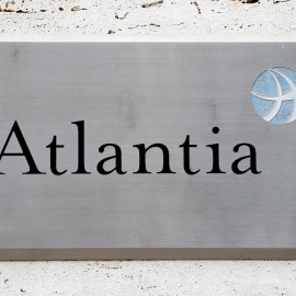 El logo del grupo Atlantia en el exterior de su sede en Roma. REUTERS/Alessandro Bianchi