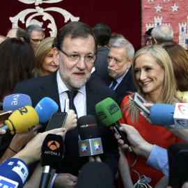 El presidente del Gobierno y del PP, Mariano Rajoy, hace unas declaraciones tras asistir a la toma de posesión de los siete consejeros del Gobierno de Cristina Cifuentes. EFE/Angel Diaz
