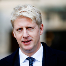 El miembro del Parlamento, Jo Johnson, abandona la Broadcasting House de la BBC, en Londres. REUTERS