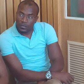 El sacerdote guineano Daniel Meñe Ensoro, en los pasillos de la Audiencia de Zaragoza antes de sentarse en el banquillo. E.B.