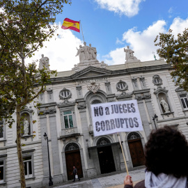 Una mujer con pancarta en una protesta contra la decisión del Tribunal Supremo sobre las hipotecas, frente a su sede en Madrid. REUTERS/Juan Medina