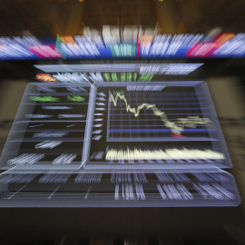 El panel de la Bolsa de Madrid que muestra la evolución del principal indicador del mercado, el Ibex 35. EFE/Fernando Alvarado
