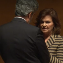 El presidente del Tribunal Supremo, Carlos Lesmes, y la ministra Carmen Calvo mantuvieron una intensa conversación justo el día que el Gobierno aprobó el decreto sobre las hipotecas./ 'LA SEXTA'