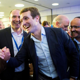 Pablo Casado saluda al nuevo presidente del PP en Catalunya, Alejandro Fernández. / EFE