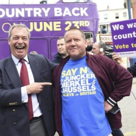 El líder del Partido de la Independencia del Reino Unido (UKIP), Nigel Farage, junto a uno de sus simpatizantes.- EFE