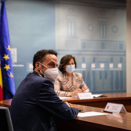 El portavoz nacional de Cs, Edmundo Bal; y la vicepresidenta primera del Gobierno y ministra de la Presidencia, Relaciones con las Cortes y Memoria Democrática, Carmen Calvo, en una reunión en el Palacio de la Moncloa.