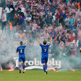 Los jugadores croatas se dirigen a sus aficionados después del lanzamiento de bengalas. REUTERS/Robert Pratta