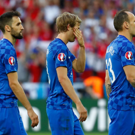 Los jugadores croatas se retiran tras el partido ante República Checa. REUTERS/Kai Pfaffenbach