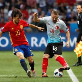 sILVA Y Caner Erkin, durante el partido. REUTERS/Yves Herman