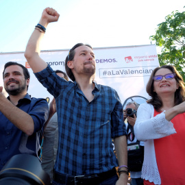Alberto Garzón, Pablo Iglesias y Mónica Oltra en el acto de Unidos Podemos en Alicante. REUTERS/Heino Kalis