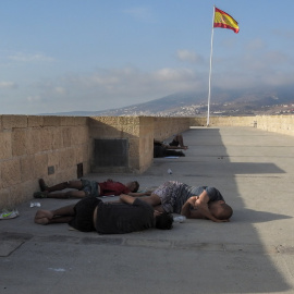 Varios menores extranjeros duermen cerca del puerto de Melilla.- JOSÉ PALAZÓN/PRODEIN