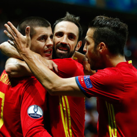 Morata celebra con Juanfran y Cesc su primer gol a Turquía en la Eurocopa. REUTERS/Eddie Keogh