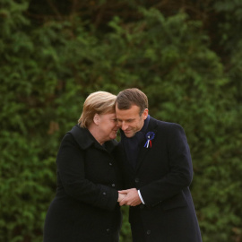 El presidente francés, Emmanuel Macron, y la canciller alemana, Angela Merkel, se agarran de las manos durante la conmemoración del armisticio de 1918. Philippe Wojazer/REUTERS