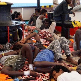 Algunos de los migrantes en la cubierta del Open Arms.- EFE