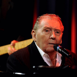 Fotografía de archivo fechada el 28 de septiembre de 2010 del cantante estadounidense Jerry Lee Lewis actuando en beneficio del Museo y la Fundación Grammy, en Los Ángeles (Estados Unidos).