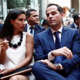 19/08/2019 - .- El líder de Ciudadanos en Madrid, Ignacio Aguado y la portavoz de Vox en Madrid, Rocío Monasterio, en al acto de toma de posesión de Díaz Ayuso. EFE / Mariscal