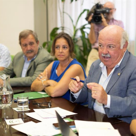El consejero de Salud de la Junta de Andalucía, Jesús Aguirre, junto a miembros del gabinete que aborda el brote. / EFE