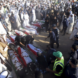 Los cuerpos de las víctimas del atentado de Kuwait son enterrados. /REUTERS