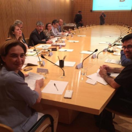 Imagen de la Comisión Mixta de Prevención de Desahucios, del Ayuntamiento de Barcelona, presidida por Ada Colau. TWITTER